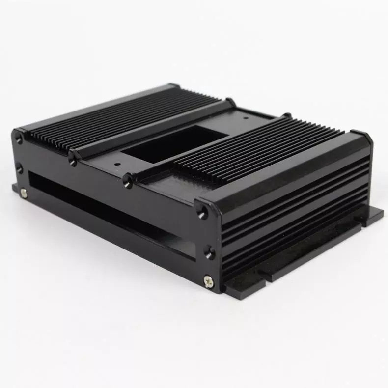 CNC-gefrästes Aluminiumgehäuse mit Rillen und Aussparungen
